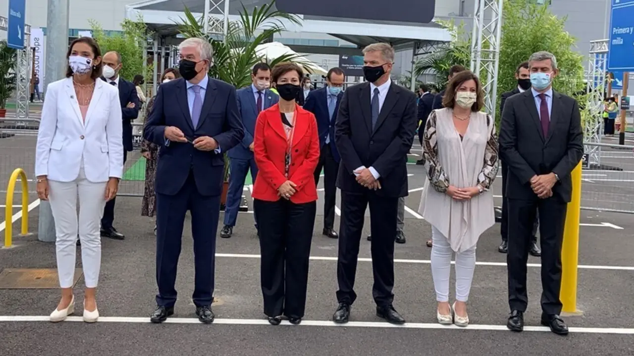 La ministra de Industria, Comercio y Turismo de Espa&ntilde;a, Reyes Maroto, junto a otras autorizadas en un acto en Amazon, en Illescas (Toledo).
