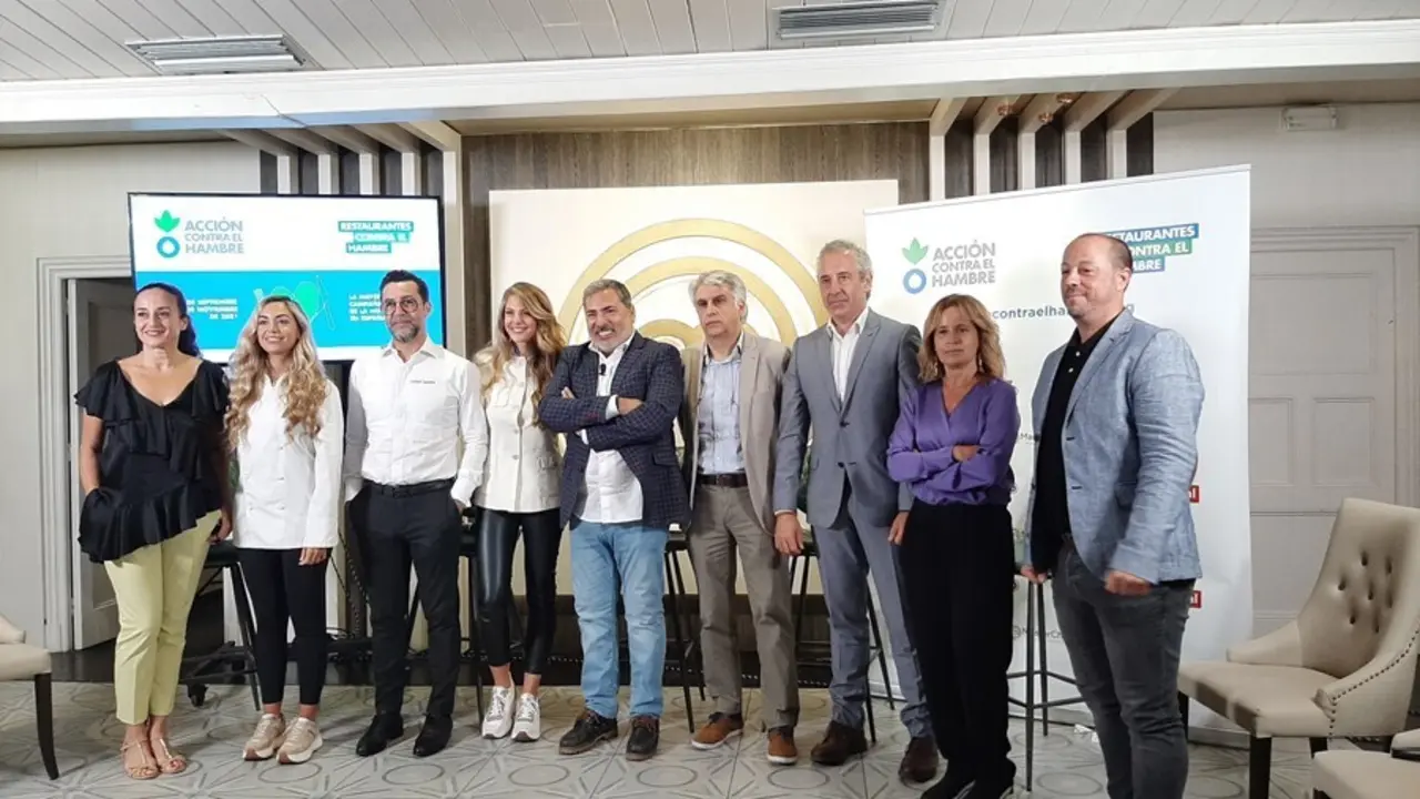 Responsables de Acci&oacute;n contra el Hambre y de las empresas colaboradoras de la campa&ntilde;a, junto al chef Quique Dacosta en el Restaurante Master Chef