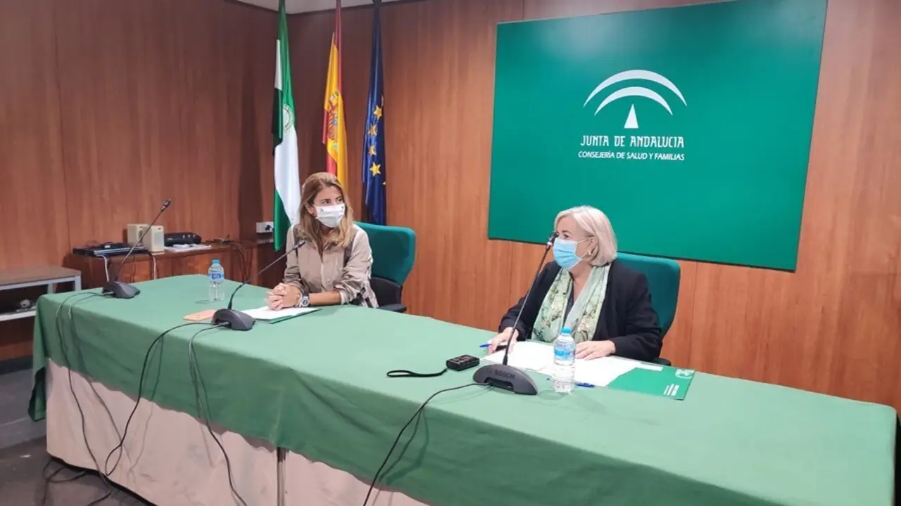 Archivo - Imagen de archivo de la secretaria general de Familias de la Junta de Andaluc&iacute;a, Ana Mata, y la delegada de Salud y Familias en Huelva, Manuela Caro, en rueda de prensa en la Delegaci&oacute;n de Huelva.