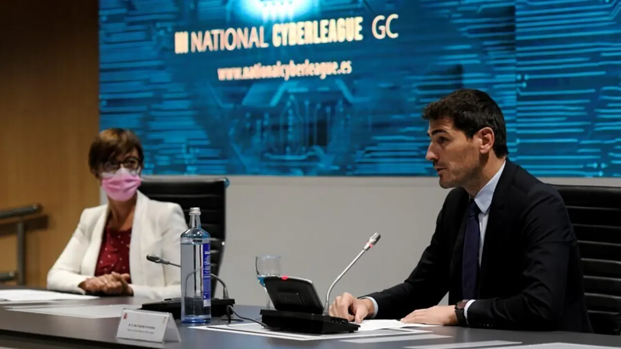 La directora general de la Guardia Civil, Mar&iacute;a G&aacute;mez, y el padrino de la competici&oacute;n de la III Liga Nacional de retos en el Ciberespacio, Iker Casillas
