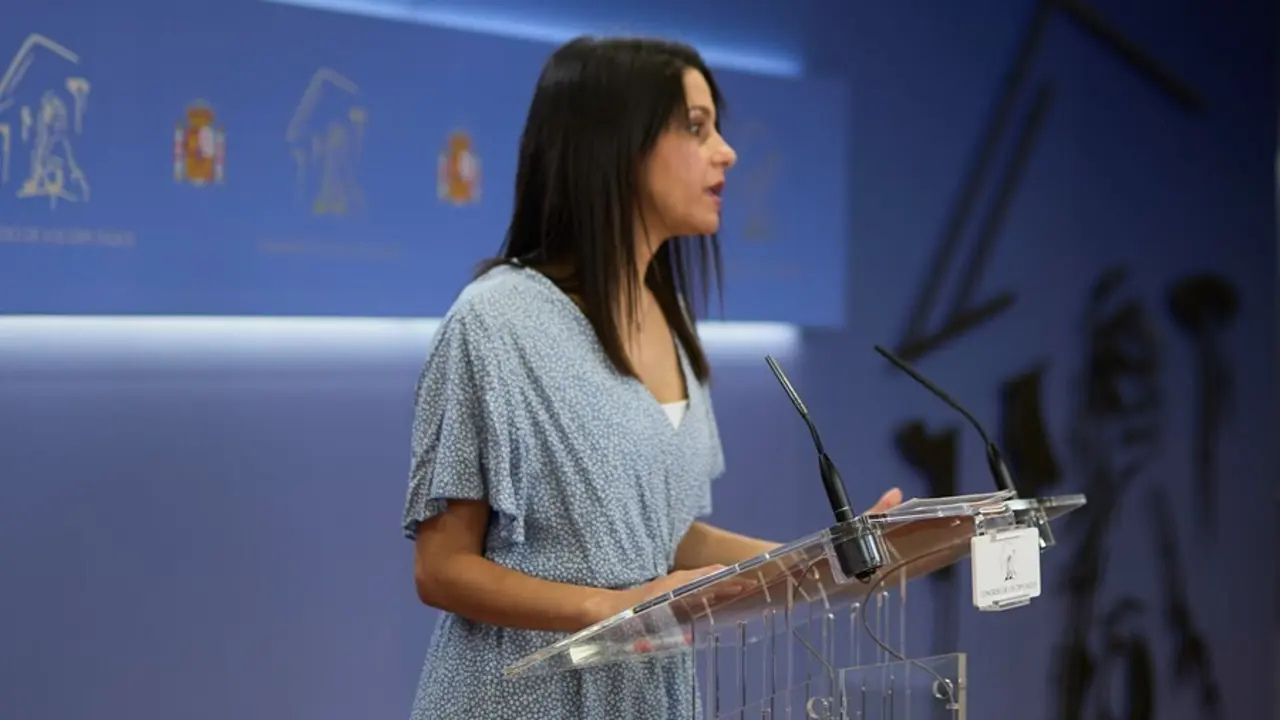 La presidenta de Ciudadanos, In&eacute;s Arrimadas, en una rueda de prensa.