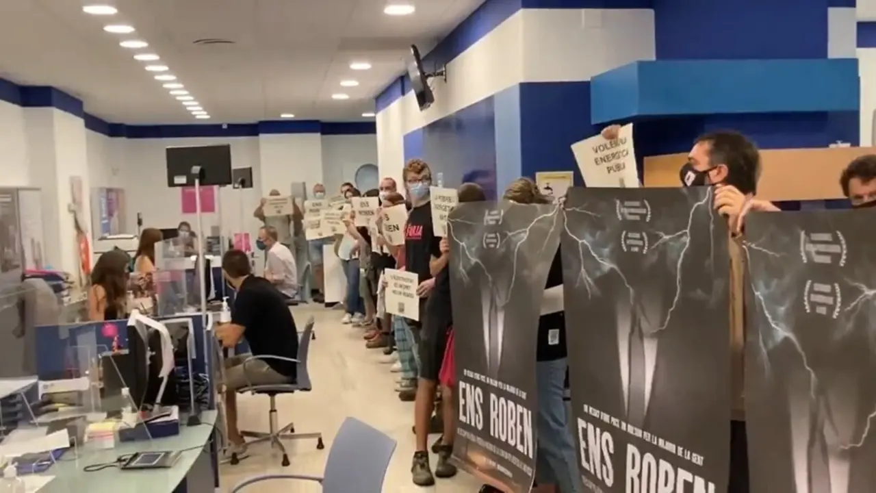 El diputado de la CUP Dani Cornell&agrave;, junto a alcaldes y concejales, ocupando una oficina de Endesa en protesta contra el precio de la luz.