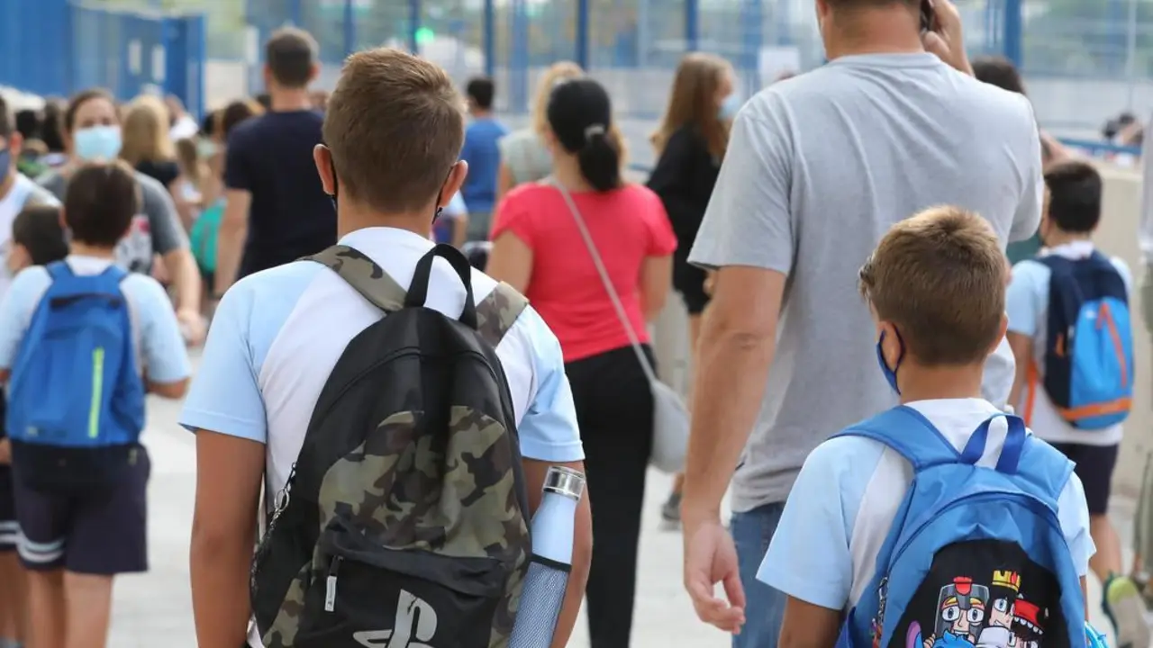 Un grupo de ni&ntilde;os entrando a un colegio en Madrid