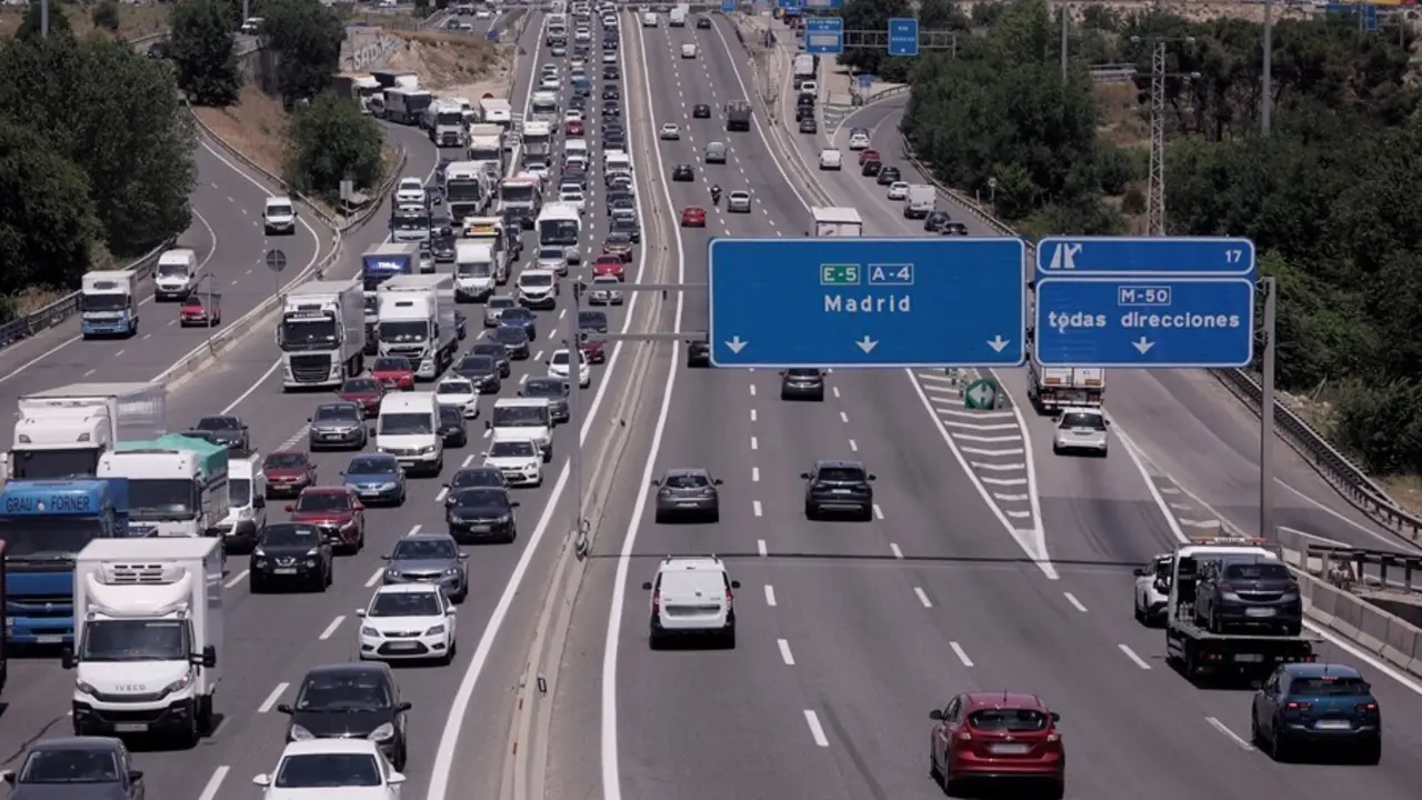 Tr&aacute;fico de coches en la autov&iacute;a. / AEE