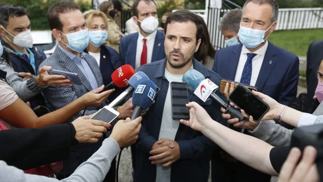 El ministro de Consumo, Alberto Garz&oacute;n, en una visita al concejo asturiano de Pilo&ntilde;a.