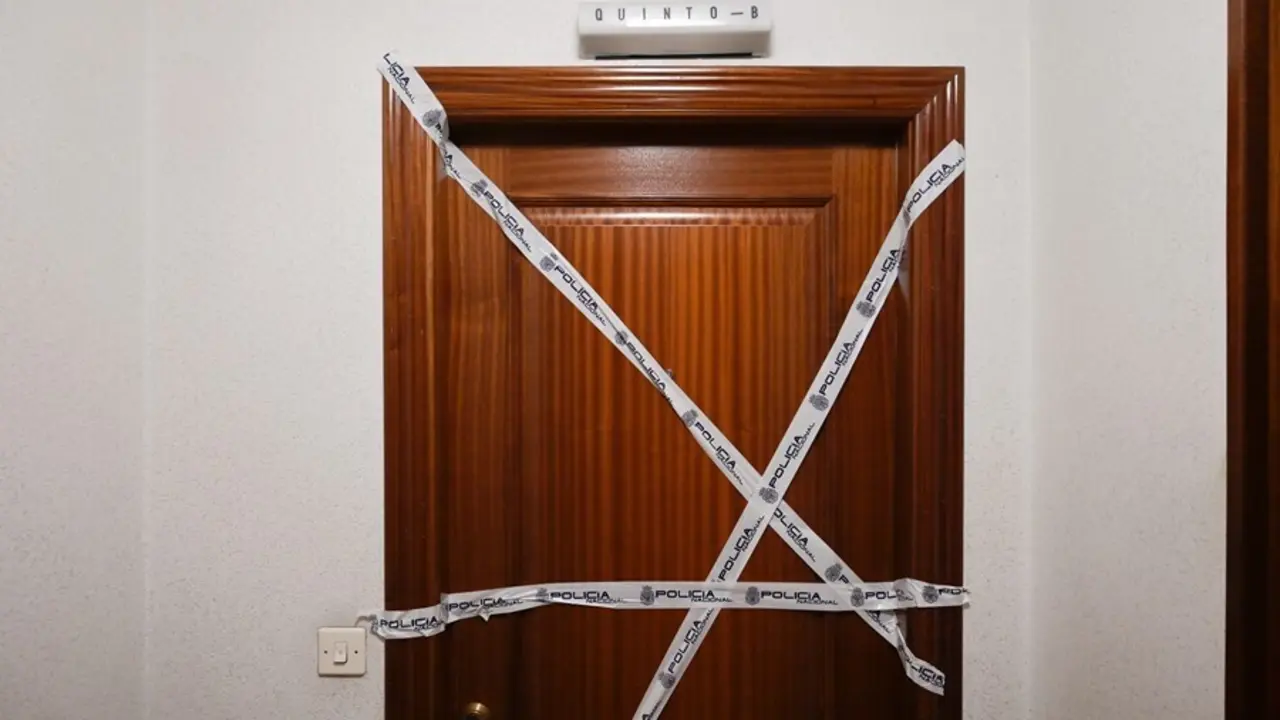 Puerta precintada de la vivienda donde se encontr&oacute; el cuerpo de una mujer asesinada en A Coru&ntilde;a