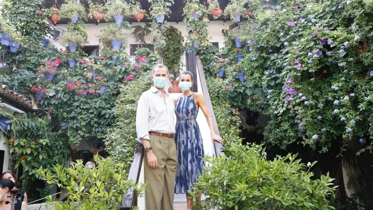 Archivo - Los Reyes de Espa&ntilde;a, Felipe VI y Do&ntilde;a Letizia, en una visita a los patios de C&oacute;rdoba el a&ntilde;o pasado.