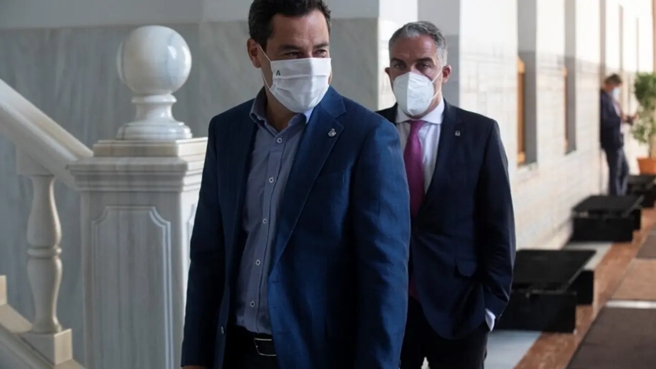 El presidente de la Junta de Andaluc&iacute;a, Juanma Moreno (i) junto al consejero de Presidencia, El&iacute;as Bendodo (d), durante la primera jornada de sesi&oacute;n plenaria en el Parlamento de Andaluc&iacute;a. A 15 de septiembre de 2021. En Sevilla (Andaluc&iacute;a, Espa&ntilde;a).