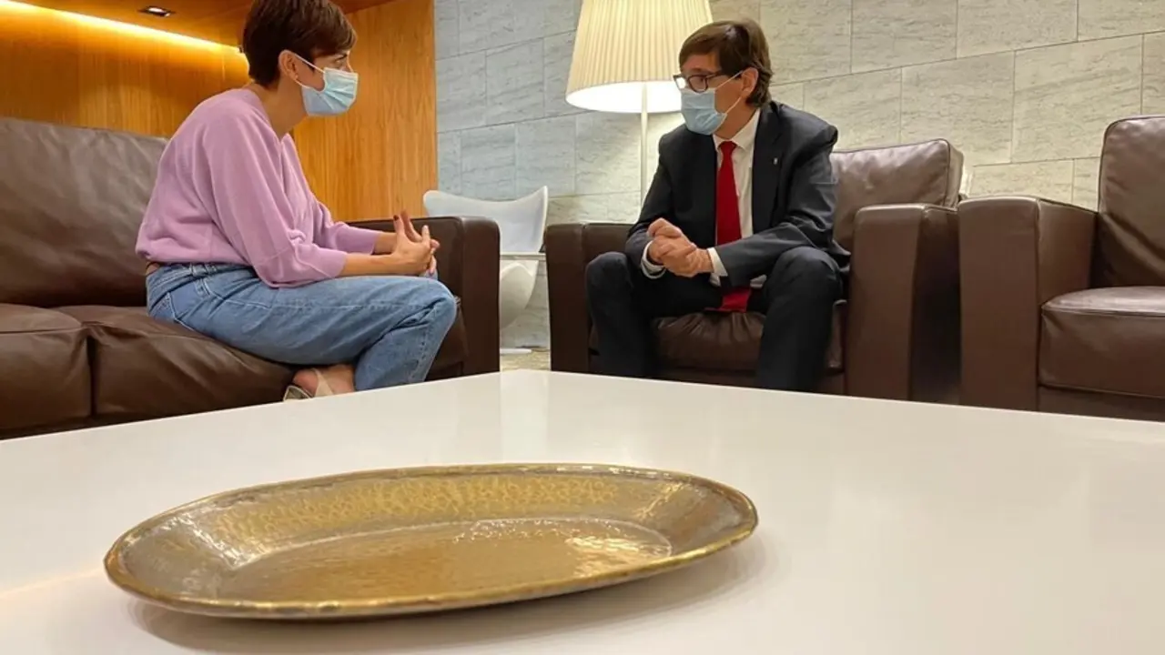 La ministra Isabel Rodr&iacute;guez con el l&iacute;der del PSC en el Parlament, Salvador Illa.