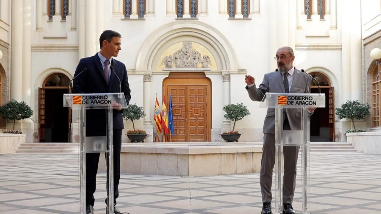 El presidente del Gobierno de Espa&ntilde;a, Pedro S&aacute;nchez, y el presidente de Arag&oacute;n, Javier Lamb&aacute;n, tras la reuni&oacute;n celebrada en Zaragoza para analizar la candidatura de los Pirineos a los Juegos Ol&iacute;mpicos de Invierno de 2030.