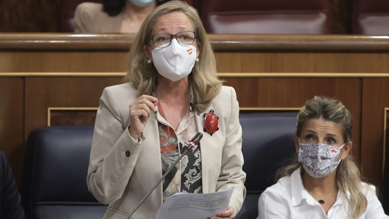 La vicepresidenta primera y ministra de Asuntos Econ&oacute;micos y Transformaci&oacute;n Digital, Nadia Calvi&ntilde;o, interviene en una sesi&oacute;n de control al Gobierno en el Congreso de los Diputados, a 15 de septiembre de 2021