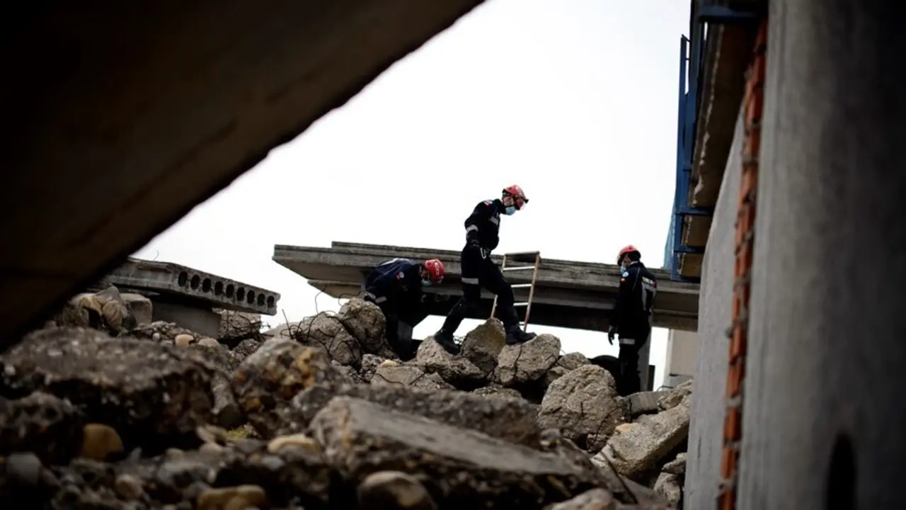 Archivo - Agentes del grupo operativo de Emergencia y Respuesta Inmediata de la Comunidad de Madrid (ERICAM) durante el simulacro de un terremoto en Rivas Vaciamadrid, Madrid (Espa&ntilde;a), a 17 de 2020.