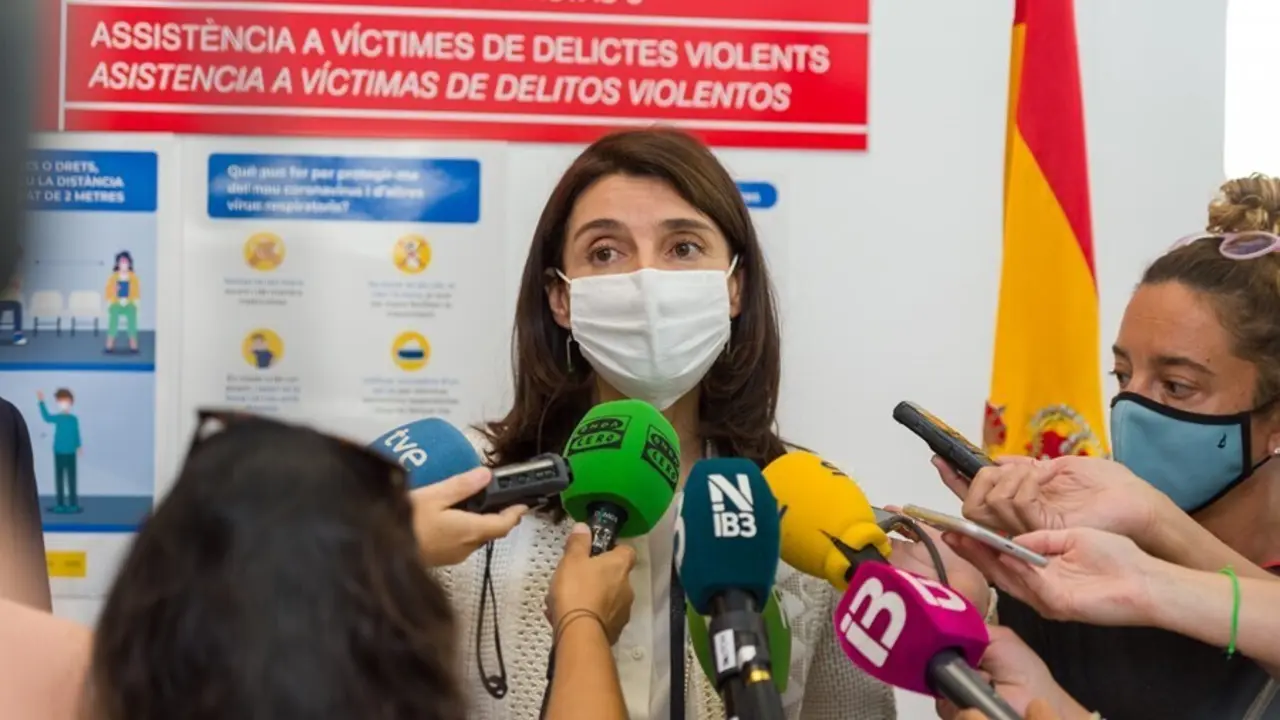 La ministra de Justicia, Pilar Llop, ofrece declaraciones a los medios, durante su visita a los juzgados de Instrucci&oacute;n y Penal de Ibiza. 