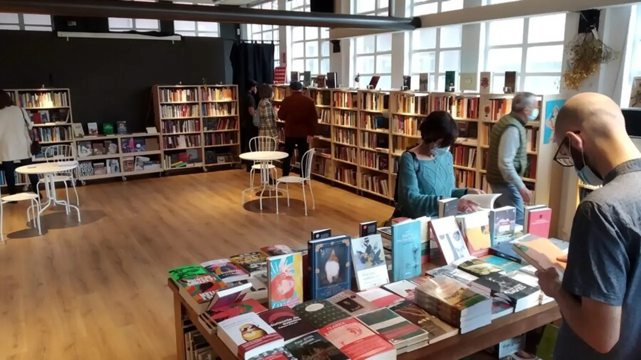 Archivo - Interior de la librer&iacute;a La Vor&aacute;gine.