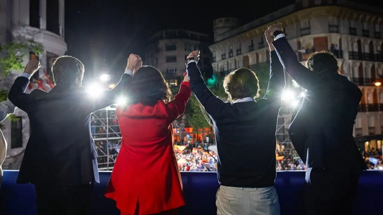 Archivo - (I-D) El l&iacute;der del PP, Pablo Casado; la presidenta de la Comunidad de Madrid y candidata a la reelecci&oacute;n por el PP, Isabel D&iacute;az Ayuso; el alcalde de Madrid, Jos&eacute; Luis Mart&iacute;nez-Almeida; y el secretario general del PP, Teodoro Garc&iacute;a Egea, levanta