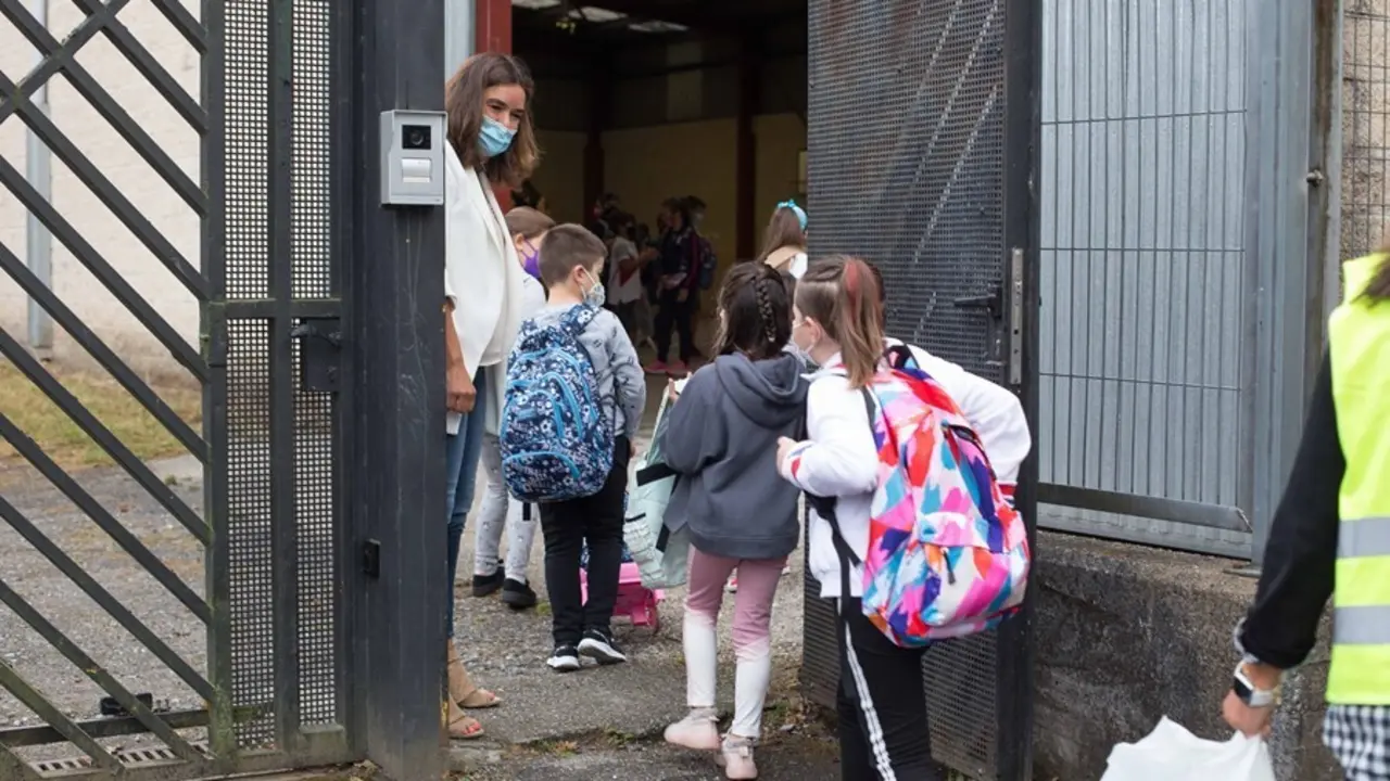 Varios ni&ntilde;os y ni&ntilde;as entran al CEIP Manuel Mallo de Nadela, durante el primer d&iacute;a del curso escolar 2021-2022 en Educaci&oacute;n Infantil y Primaria, a 9 de septiembre de 2021, en Nadela, Lugo, Galicia (Espa&ntilde;a). 