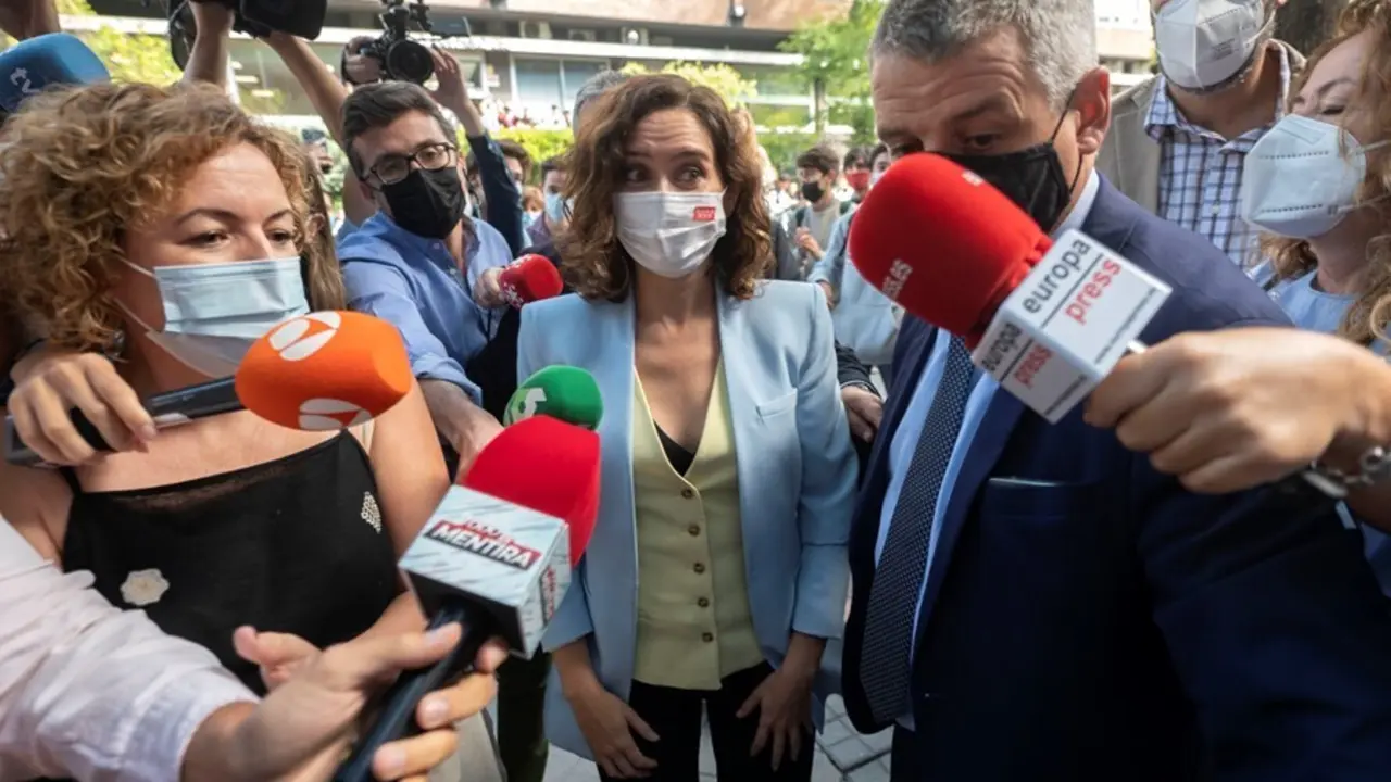 La presidenta de la Comunidad de Madrid, Isabel D&iacute;az Ayuso, ofrece declaraciones a los medios, a su llegada a la sesi&oacute;n de apertura del T&iacute;tulo de Experto en Liderazgo y Compromiso C&iacute;vico, en la Universidad CEU San Pablo.