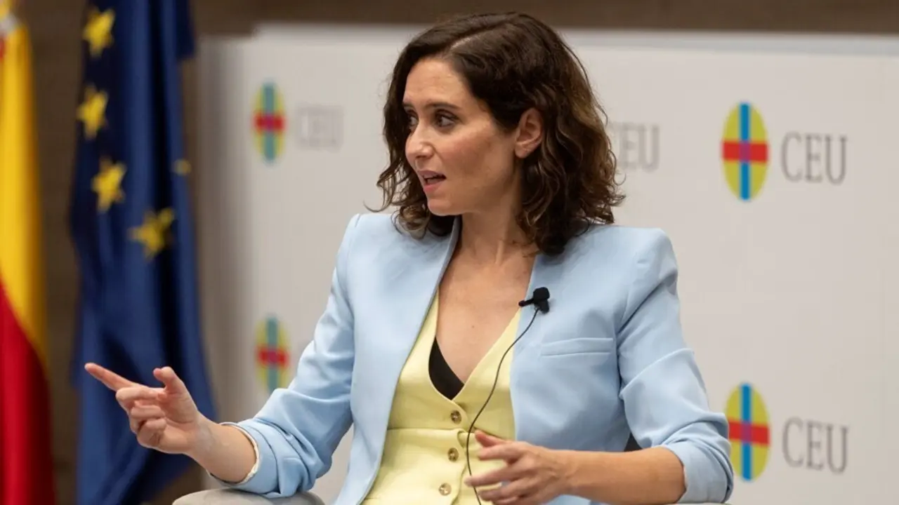 La presidenta de la Comunidad de Madrid, Isabel D&iacute;az Ayuso, interviene en la sesi&oacute;n de apertura del T&iacute;tulo de Experto en Liderazgo y Compromiso C&iacute;vico, en la Universidad CEU San Pablo.