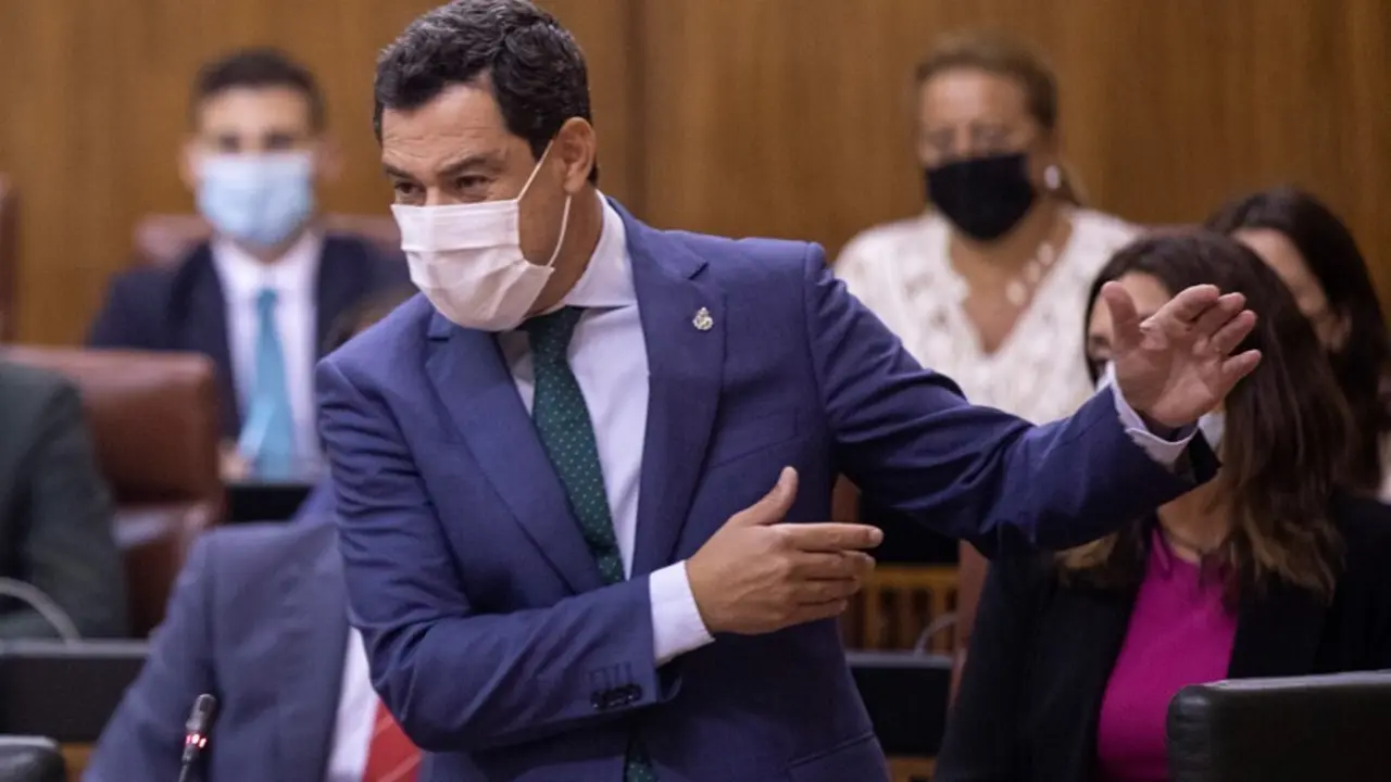 El presidente de la Junta, Juanma Moreno, este jueves durante la sesi&oacute;n de control al Gobierno en la segunda jornada del Pleno del Parlamento de Andaluc&iacute;a.