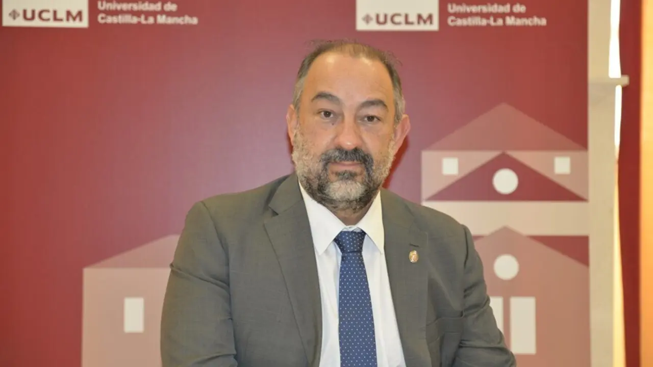 El rector de la Universidad de Castilla-La Mancha (UCLM), Jos&eacute; Juli&aacute;n Garde.