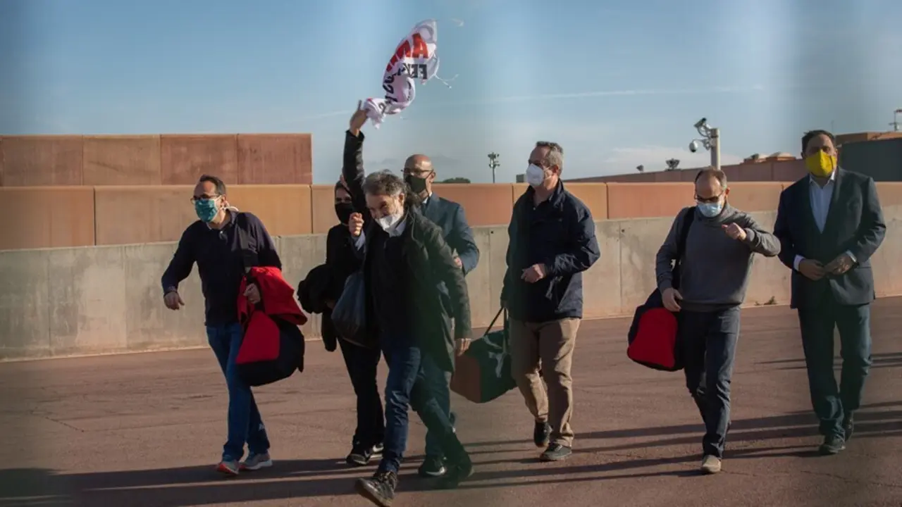 Archivo - El exconseller Josep Rull, el expresidente de la ANC Jordi S&agrave;nchez, los exconsellers Ra&uuml;l Romeva y Quim Forn, el presidente de &Ograve;mnium Jordi Cuixart, el exconseller Jordi Turull y el l&iacute;der de ERC Oriol Junqueras, salen de la c&aacute;rcel de Lledoners.