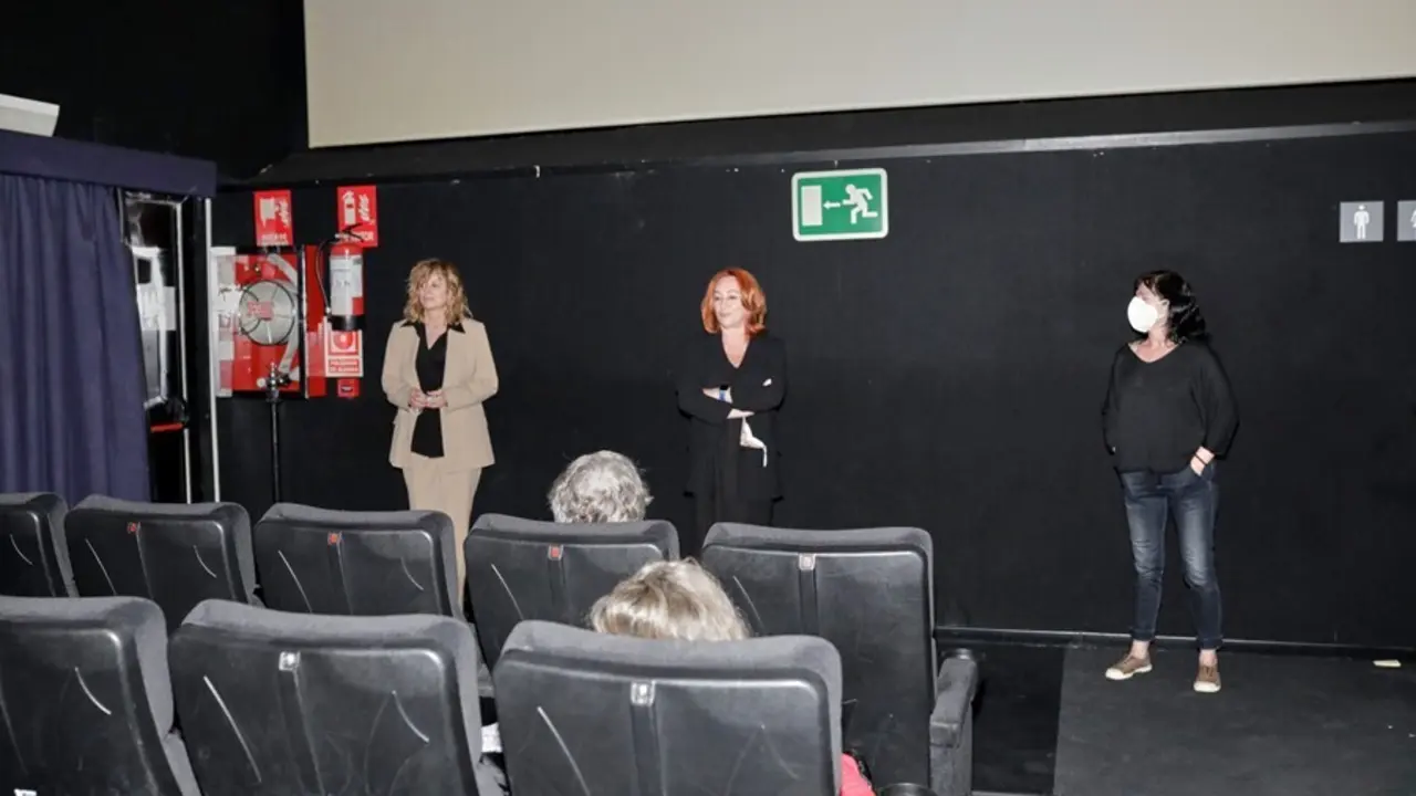 Archivo - La actriz Emma Su&aacute;rez (i) y la cineasta Gracia Querejeta dentro de una sala de cine de los Cines Renoir Plaza de Espa&ntilde;a el d&iacute;a de su reapertura