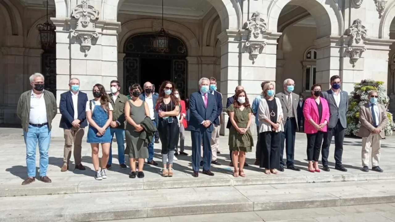 Autoridades presentes en la concentraci&oacute;n de condena por la muerte violenta de una mujer en O Birloque