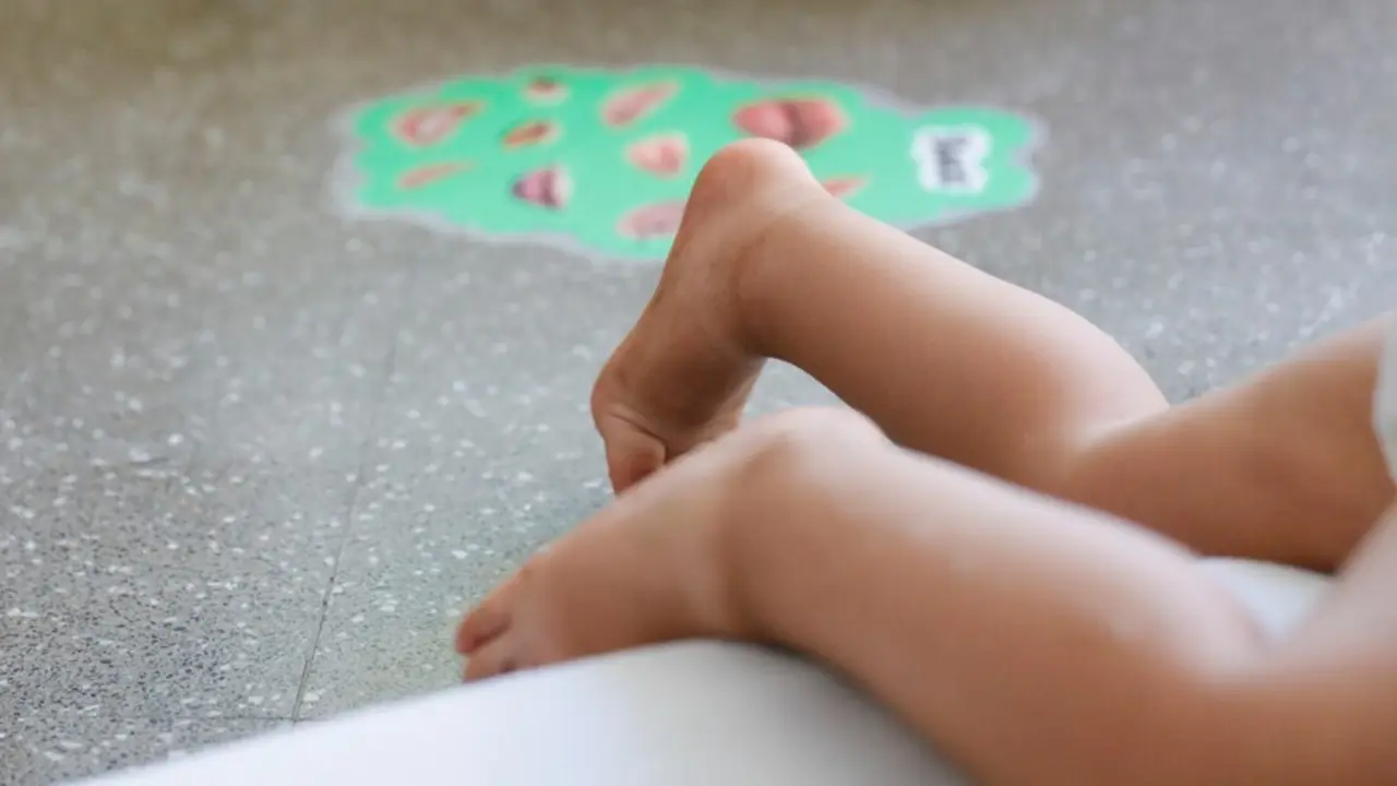Archivo - Los pies de un ni&ntilde;o en una escuela infantil.