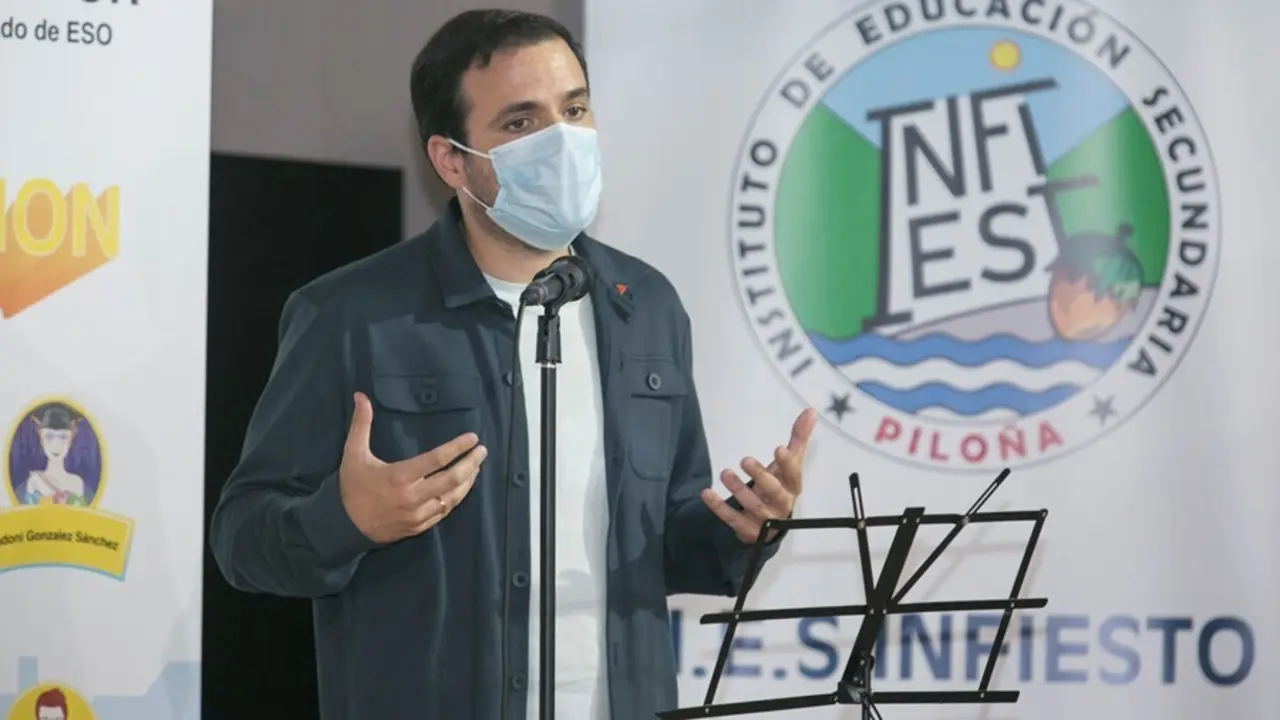 El ministro de Consumo, Alberto Garz&oacute;n, en la entrega de los premios Consum&oacute;polis 2021, en el IES Infiesto, a 16 de septiembre de 2021, en Pilo&ntilde;a, Asturias (Espa&ntilde;a). Consum&oacute;polis es un concurso online para estudiantes de todas las comunidades aut&oacute;nomas qu
