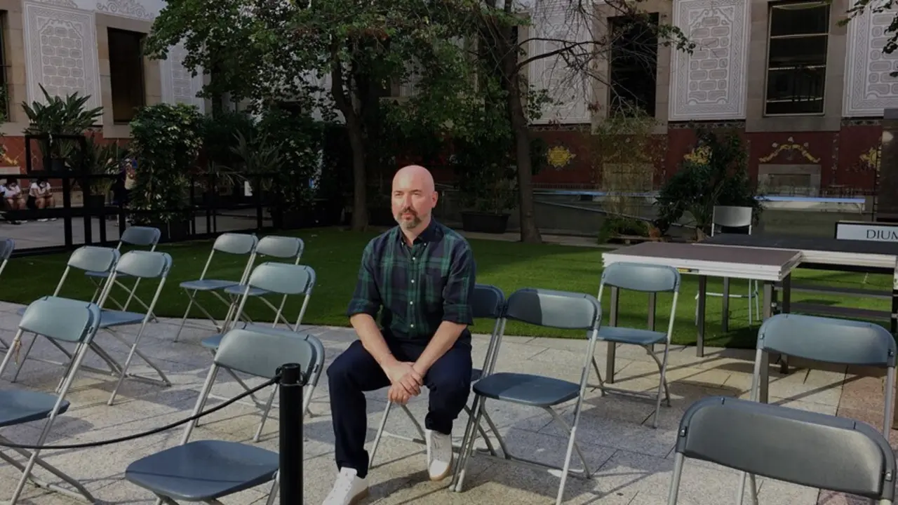 El escritor escoc&eacute;s Douglas Stuart en el patio del CCCB de Barcelona