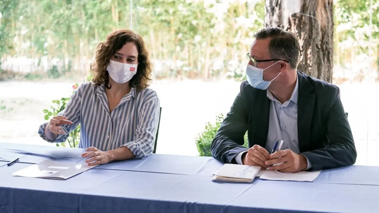 La presidenta del Grupo Parlamentario Popular, Isabel D&iacute;az Ayuso y el portavoz del PP en la Asamblea, Alfonso Serrano, en la reuni&oacute;n del PP, en el Complejo La Cig&uuml;e&ntilde;a de Arganda del Rey, a 2 de septiembre de 2021, en Madrid (Espa&ntilde;a). 