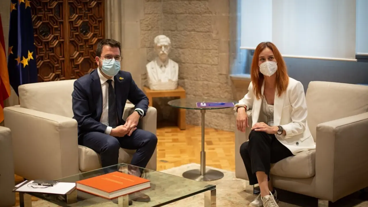 Archivo - El presidente de la Generalitat, Pere Aragon&egrave;s, durante una reuni&oacute;n con la l&iacute;der de los Comuns en el Parlament, J&eacute;ssica Albiach. ARCHIVO.