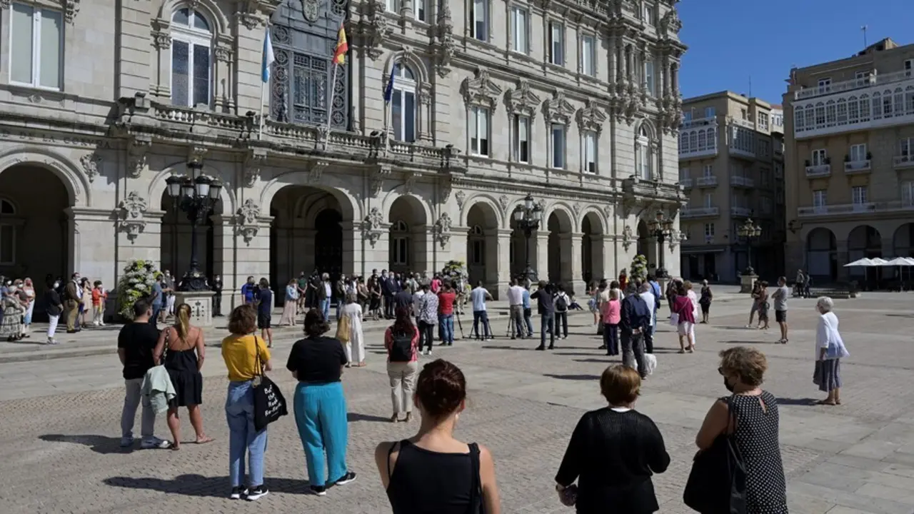 Un grupo de personas participa en una concentraci&oacute;n en repulsa por el asesinato de una mujer en A Coru&ntilde;a