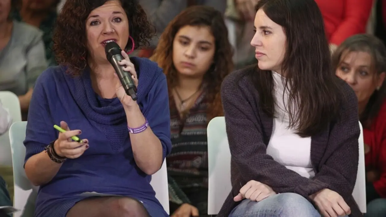 Archivo - (I-D) La candidata de Unidas Podemos al Congreso por Asturias, Sof&iacute;a Casta&ntilde;&oacute;n y la portavoz de Unidas Podemos en el Congreso, Irene Montero, durante el acto del partido 'Un Gobierno feminista', en Madrid (Espa&ntilde;a), a 4 de noviembre de 2019.