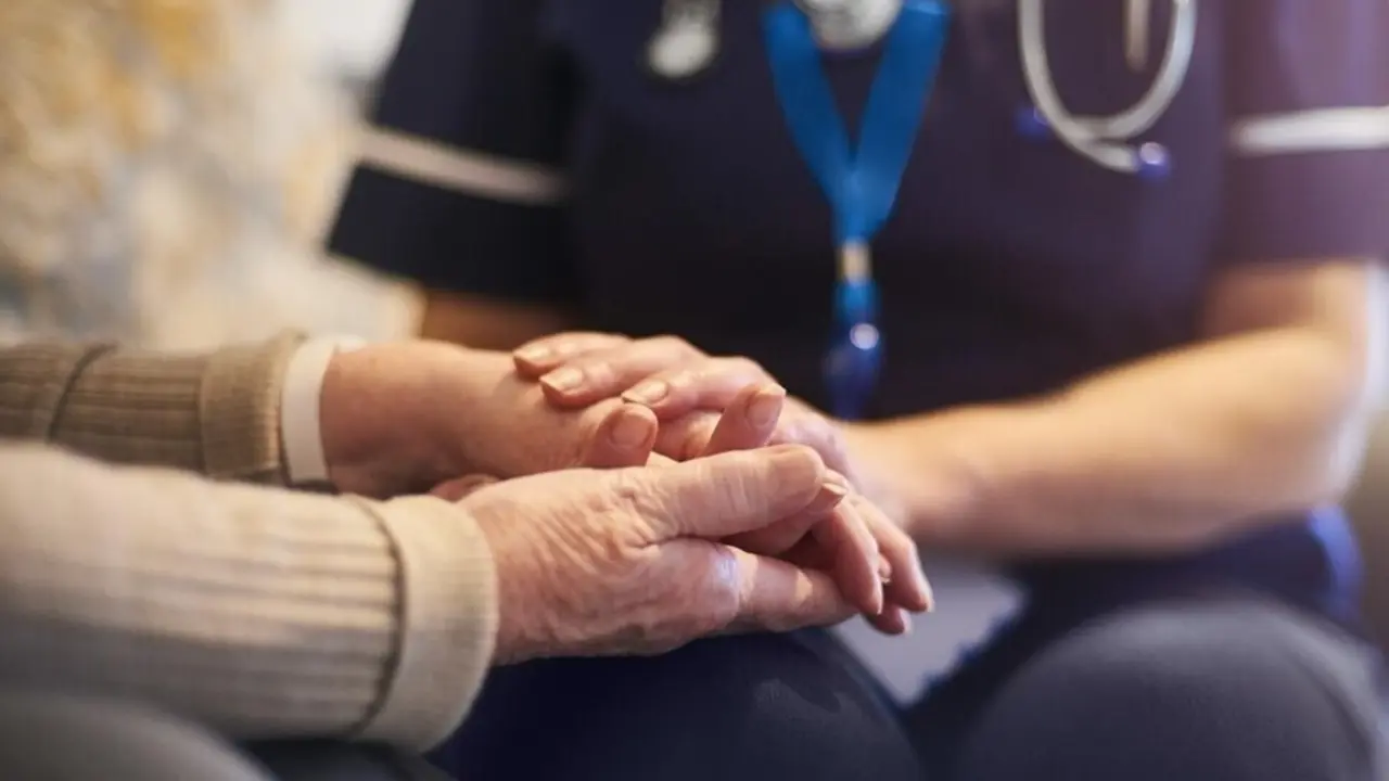 Archivo - Cuidados de mayores, alzheimer.