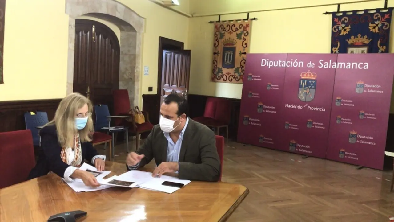 El Diputado Provincial De Cultura, David Mingo, Y La Alcaldesa De Alba De Tormes, Concepci&oacute;n Migu&eacute;lez