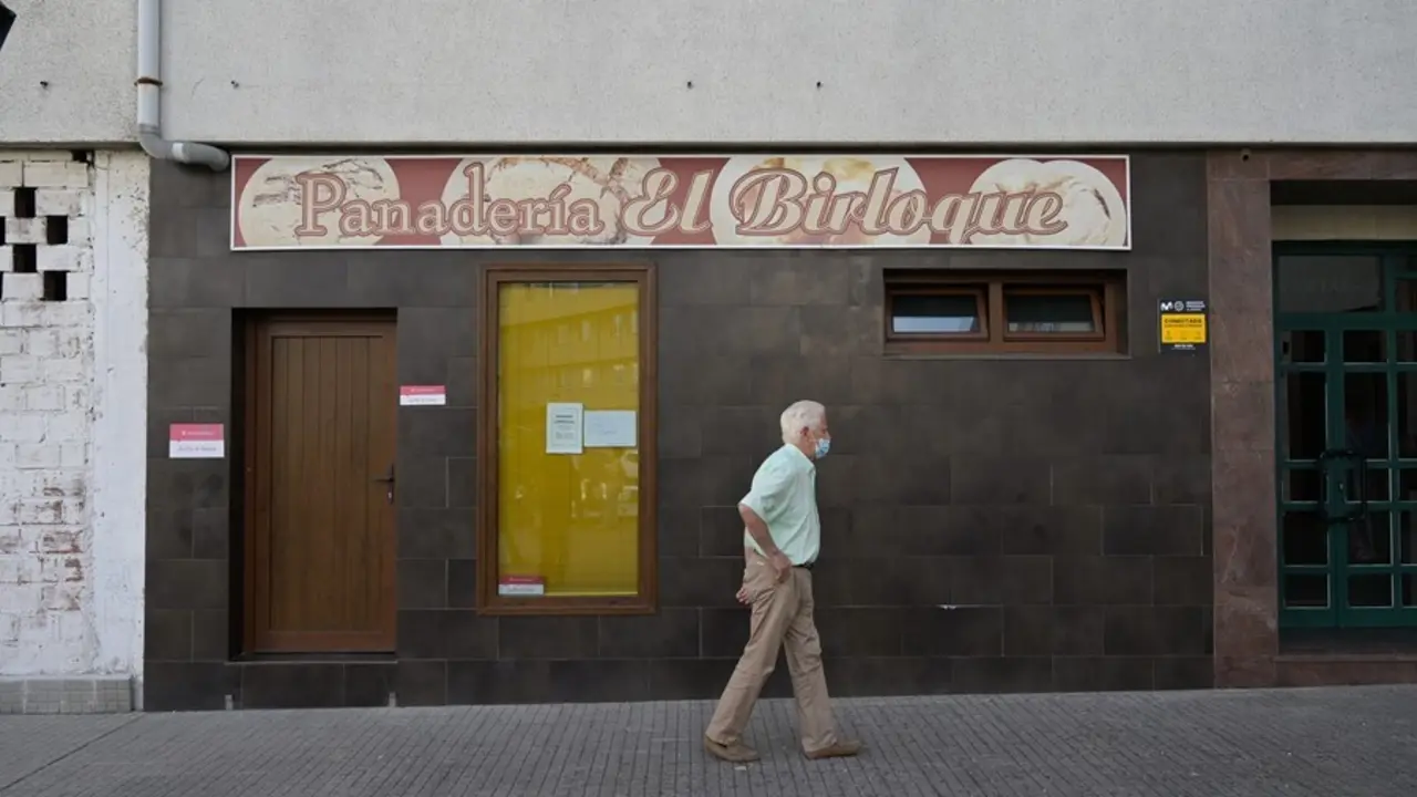 Un hombre pasa por delante de la Panader&iacute;a El Birloque, regentada por la mujer asesinada en A Coru&ntilde;a