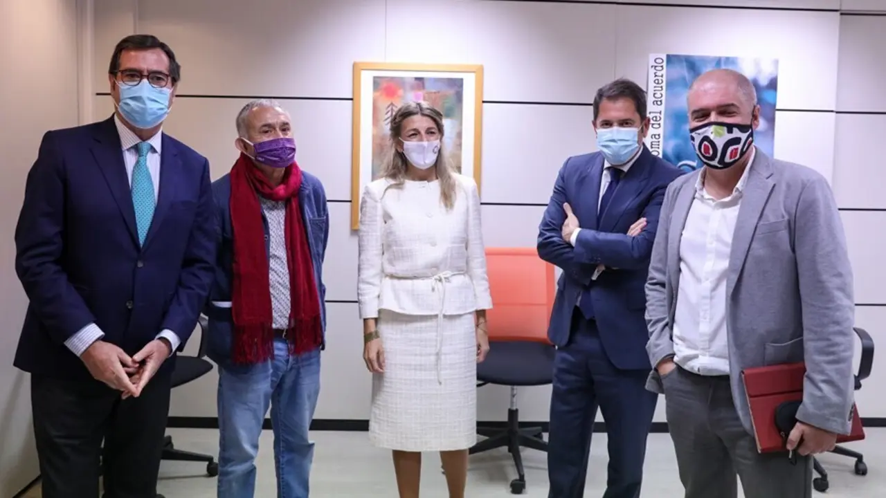 Archivo - (I-D) El presidente de CEOE, Antonio Garamendi; el l&iacute;der de UGT, Pepe &Aacute;lvarez; la ministra de Trabajo, Yolanda D&iacute;az; el presidente de Cepyme, Gerardo Cuevas; y el l&iacute;der de CCOO, Unai Sordo, posan durante el acto de firma del VI Acuerdo de Soluci