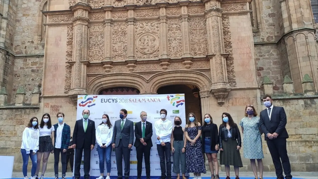El presidente de Iberdrola, S&aacute;nchez Gal&aacute;n, cuarto por la izquierda, en la apertura del European Union Contest for Young Scientists (EUCYS) en Salamanca.