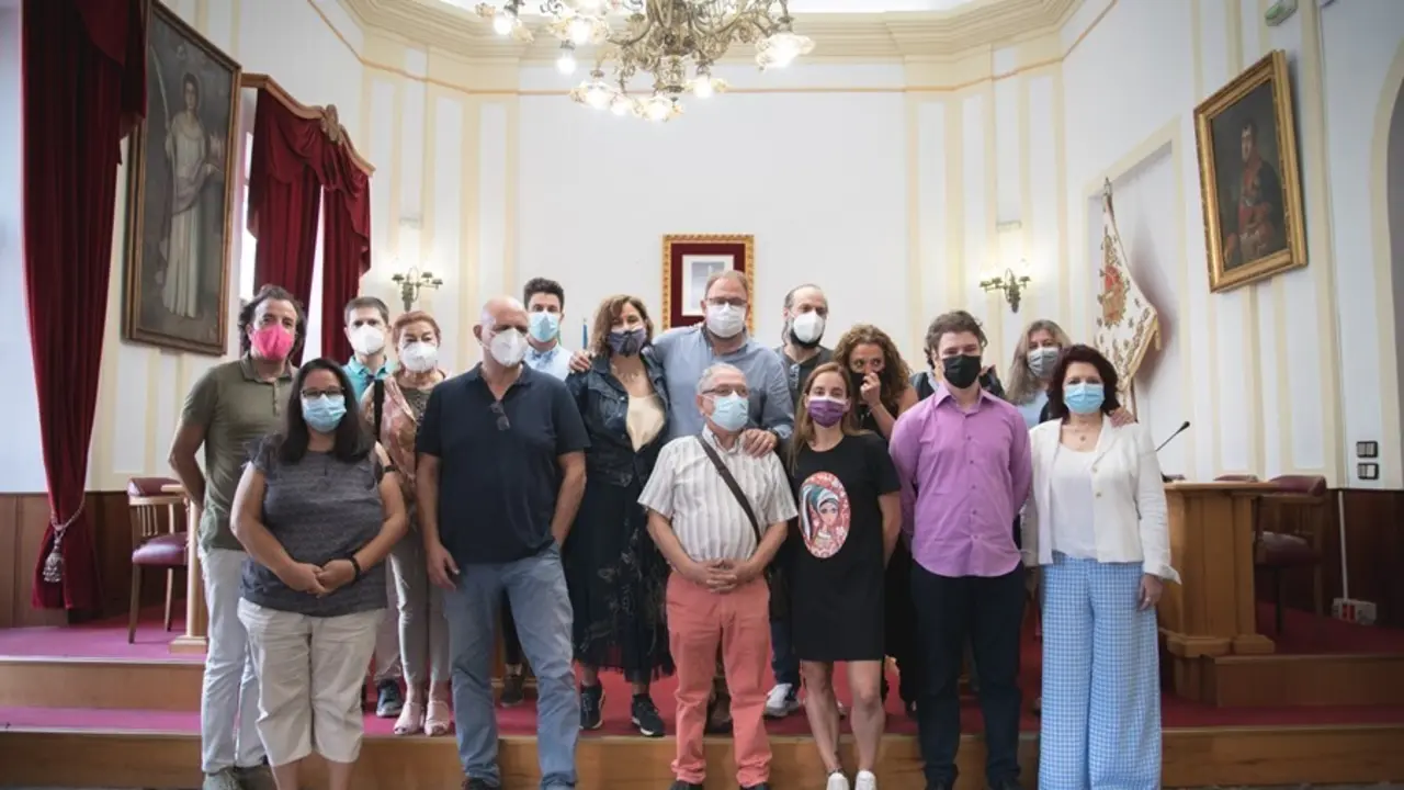 El alcalde de M&eacute;rida recibe a los artistas locales que participan en La Noche del Patrimonio