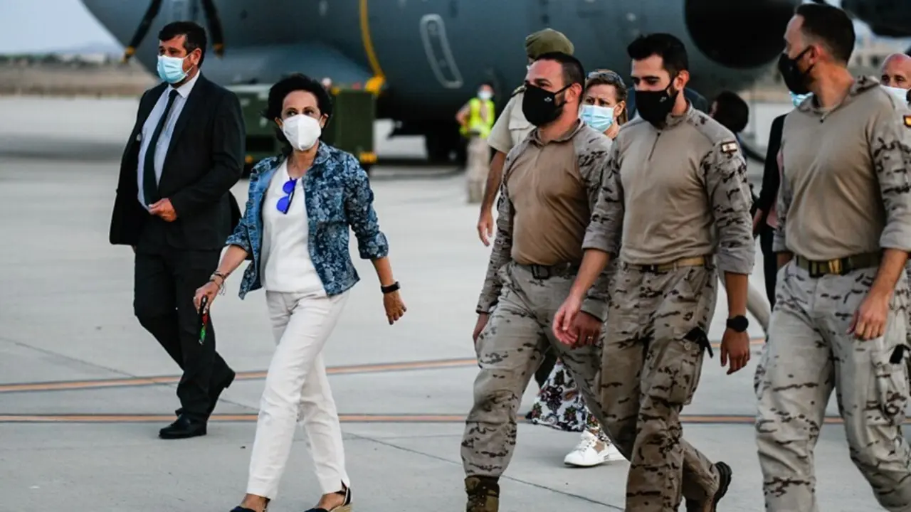 La ministra de Defensa, Margarita Robles, recibe a los &uacute;ltimos militares espa&ntilde;oles que participaron en la repatriaci&oacute;n de afganos y colaboradores del gobierno desde el aeropuerto de Kabul a Espa&ntilde;a