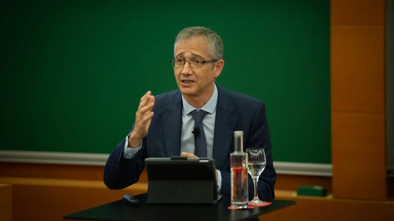El gobernador del Banco de Espa&ntilde;a, Pablo Hern&aacute;ndez de Cos, ofrece una conferencia online sobre pol&iacute;tica monetaria en el campus de Barcelona de IESE Business School, a 17 de septiembre de 2021, en Barcelona, Catalunya, (Espa&ntilde;a)