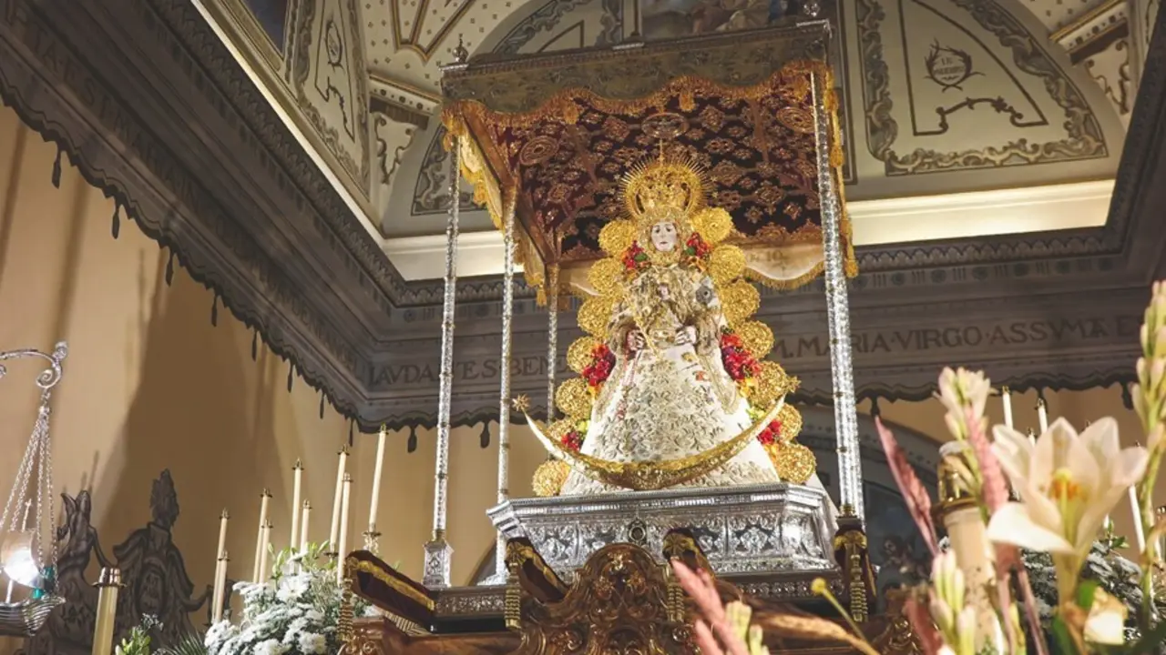Archivo - La Virgen del Roc&iacute;o con el traje de los Montpensier.