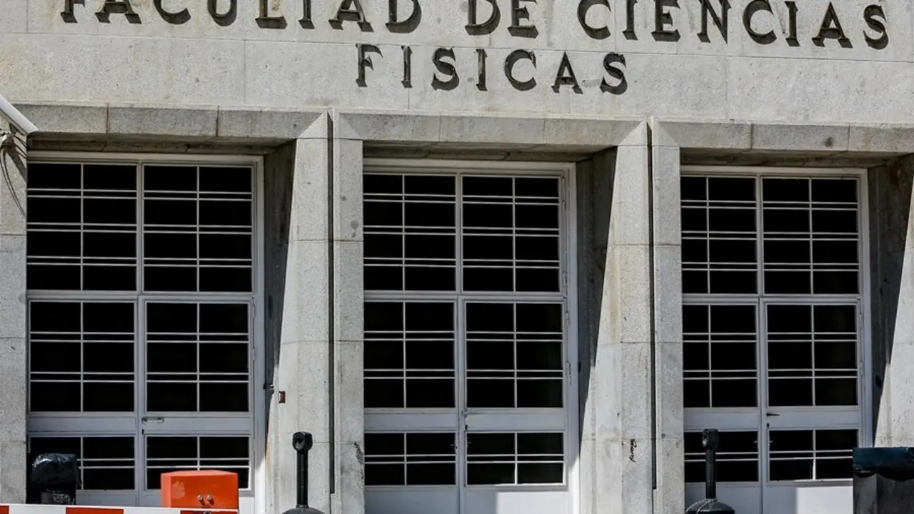 Archivo - Entrada a la Facultad de Ciencias F&iacute;sicas de la Universidad Complutense de Madrid -UCM-.