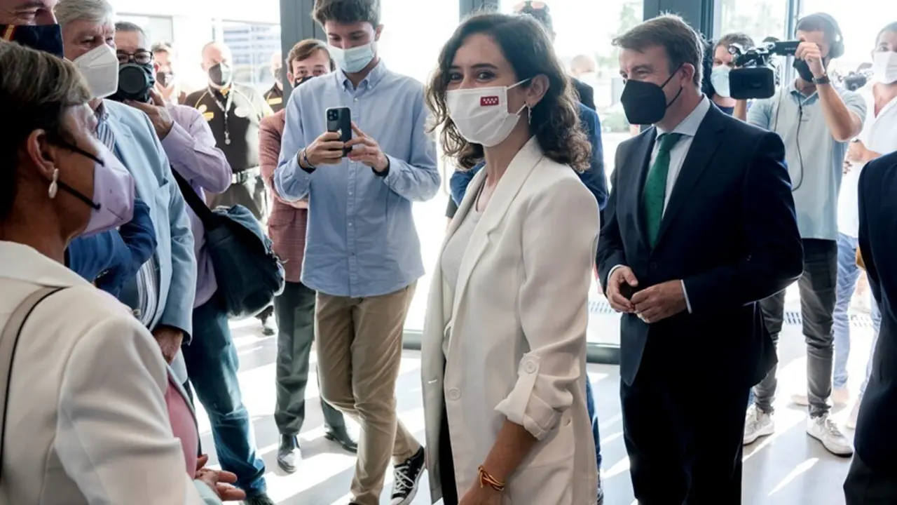 La presidenta de la Comunidad de Madrid, Isabel D&iacute;az Ayuso, en la inauguraci&oacute;n de la Jornada Nuevo-Nuevo Periodismo, a 17 de septiembre de 2021, en Tres Cantos, Madrid, (Espa&ntilde;a). Organizada por el Foro Periodismo 2030, el encuentro tiene como objetivo ana