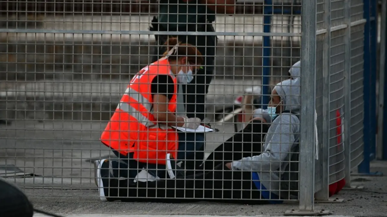 Una voluntaria de Cruz Roja atiende a un migrante en Ceuta.