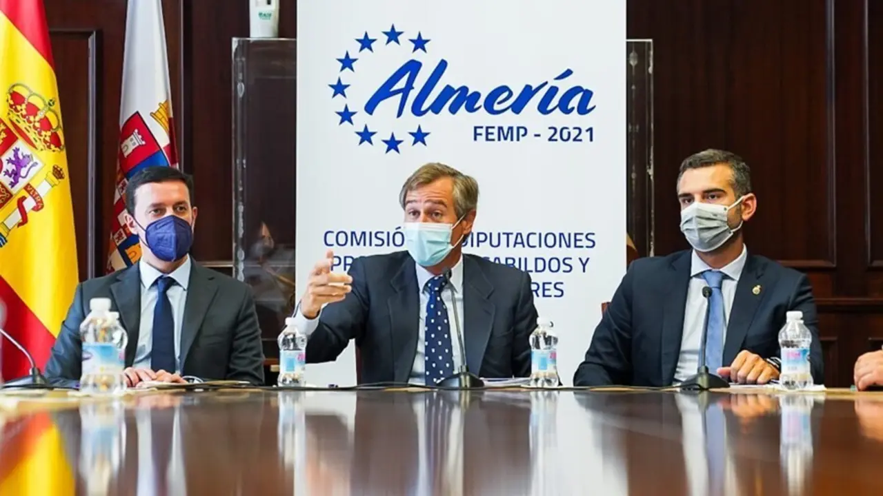 El vicesecretario de Territorial del PP, Antonio Gonz&aacute;lez Terol (c.), este viernes en Almer&iacute;a