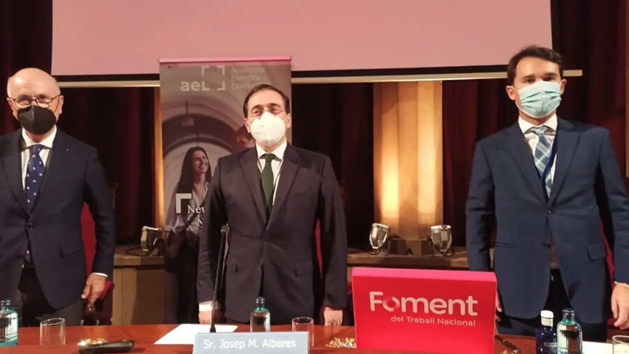 El presidente de la Academia Europea Leadership (AEL), Josep Antoni Duran i Lleida; el ministro de Asuntos Exteriores, Jos&eacute; Manuel Albares, y el director de la AEL, Francesc Pardo.