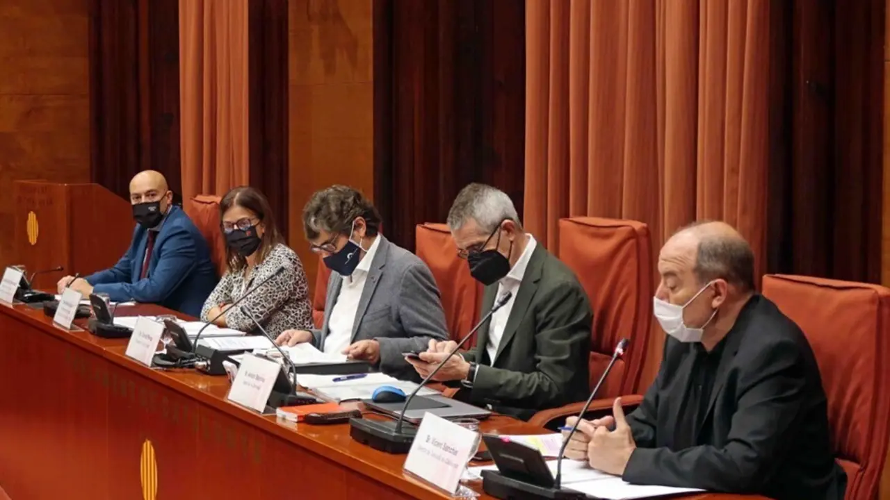 Comisi&oacute;n de control de la CCMA, con la vicepresidenta N&uacute;ria Llorach, el dtor.De TVC Vicent Sanchis y el de Catalunya R&agrave;dio Sa&uuml;l Gordillo