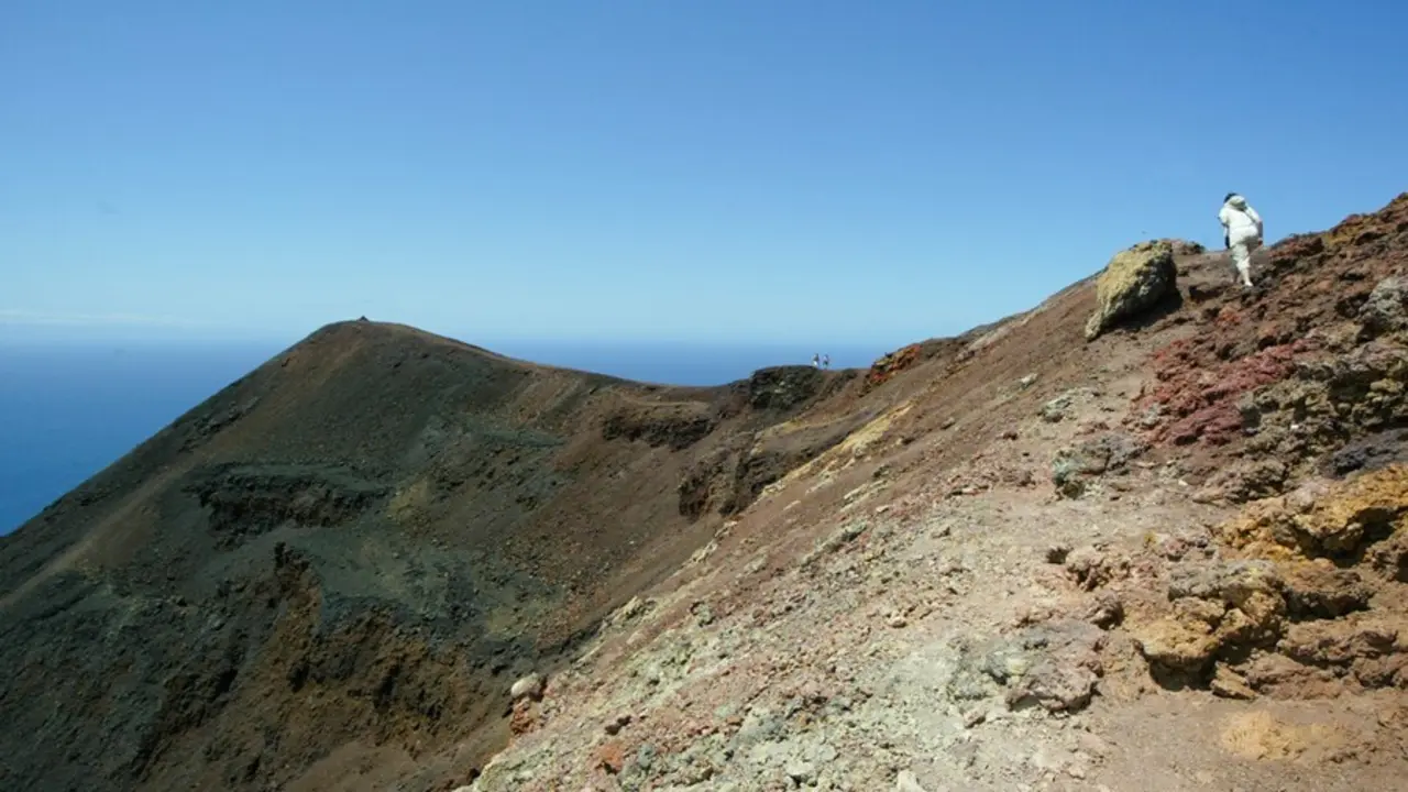 Un hombre en el mirador de Cumbre Vieja, una zona al sur de la isla que podr&iacute;a verse afectada por una posible erupci&oacute;n volc&aacute;nica